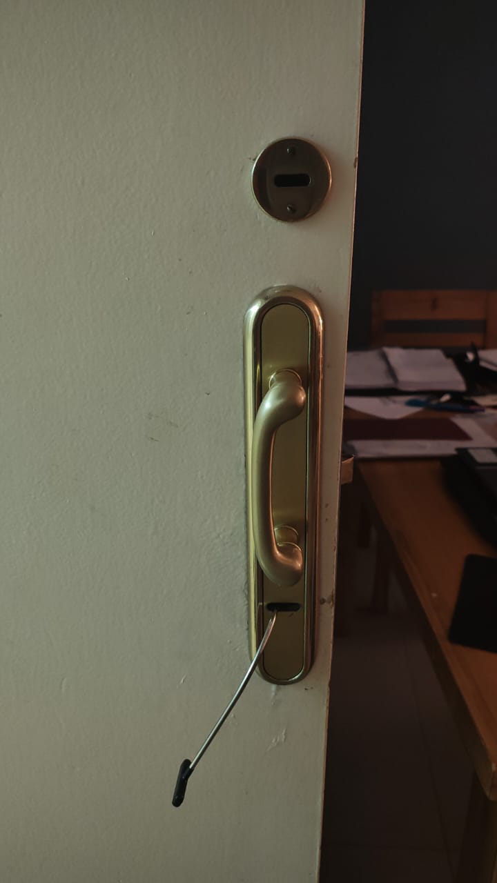 Cerrajero profesional realizando apertura de puerta con ganzúa en Bahía Blanca