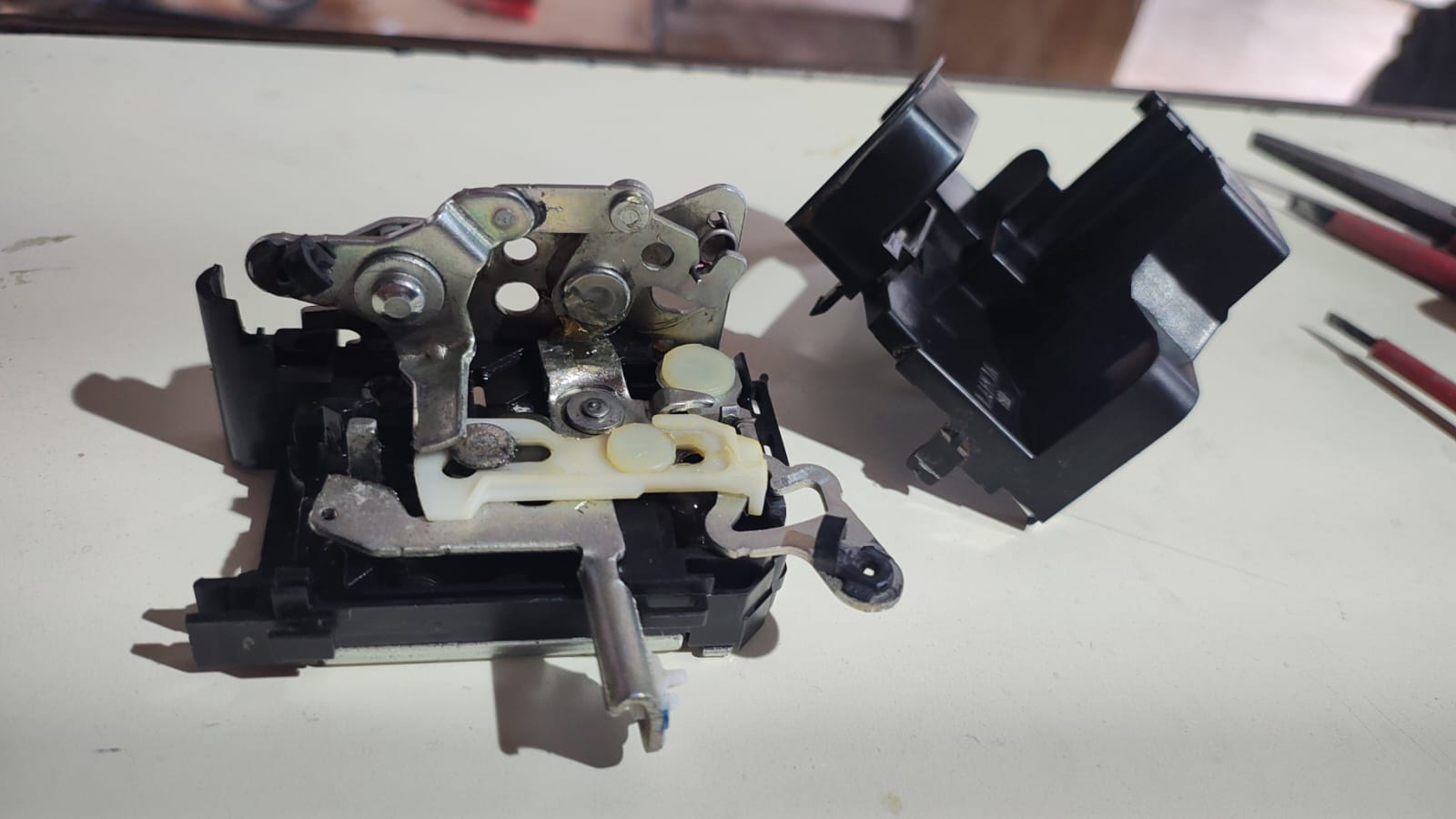 Mecanismo interno de cerradura automotriz desmontado para reparación
