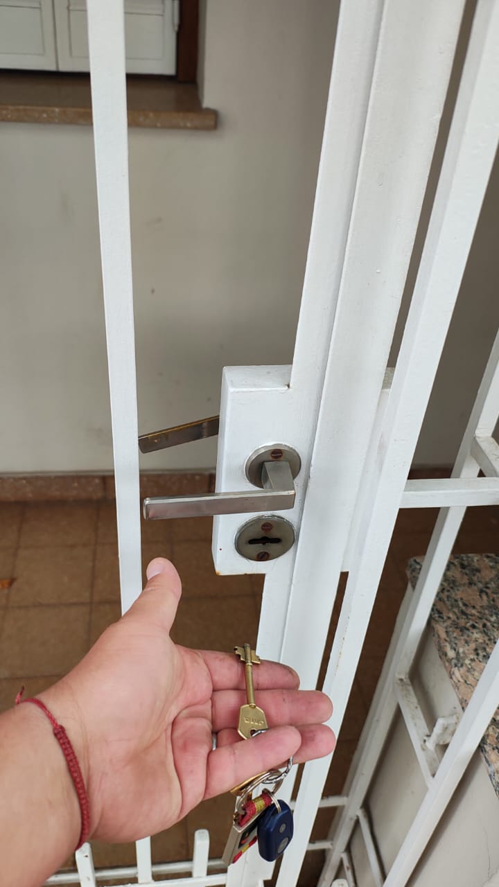 Cerradura de seguridad instalada en reja con llave doble paleta en Bahía Blanca